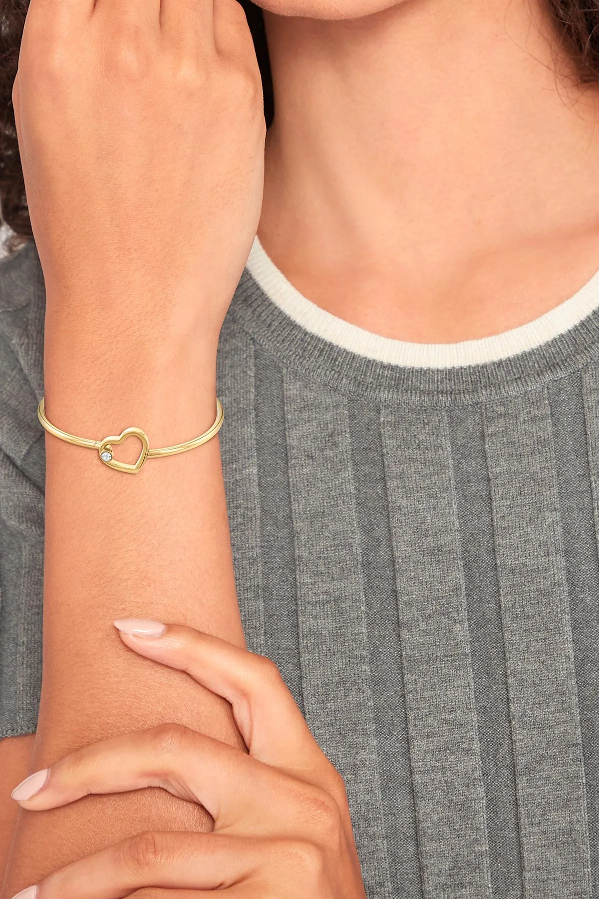 En dorado y con motivos románticos, las pulseras de Tommy Hilfiger tienen toda nuestra atención.