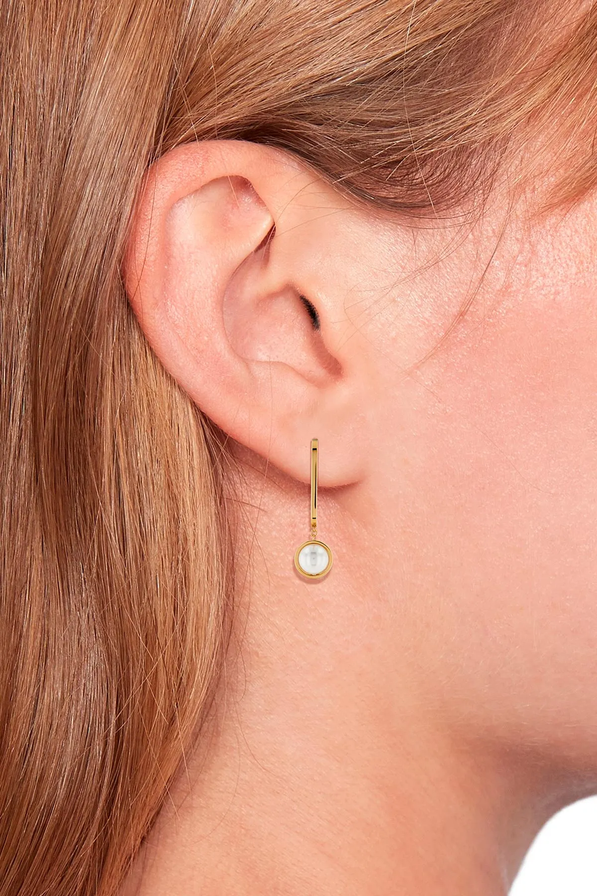 Los pendientes son discretos pero muy presentes, su diseño minimalista nos fascina.