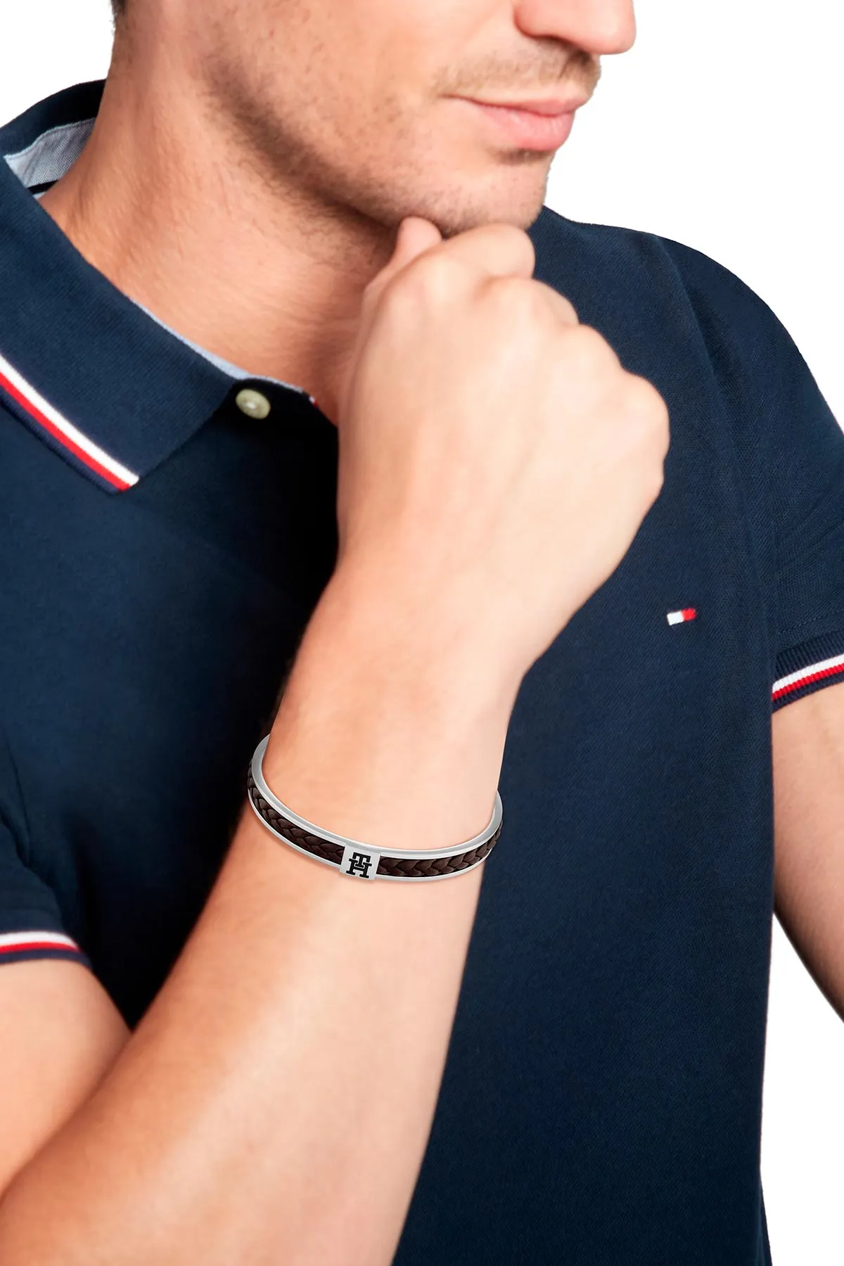 El emblema de la marca está presente en sus accesorios, un punto focal para cualquier estilo.