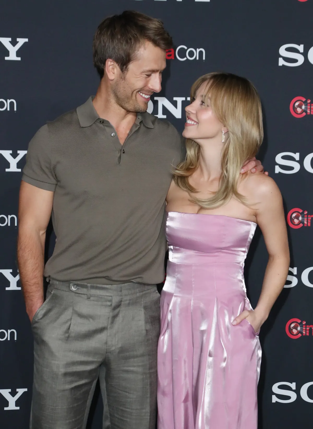 Glen Powell y Sydney Sweeney en Las Vegas.