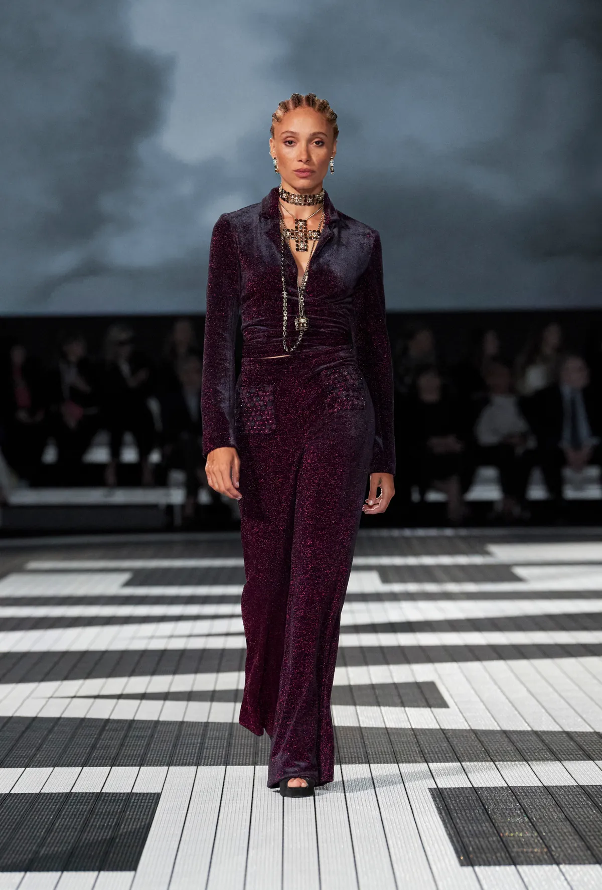 Chanel presenta su colección crucero 2023/24 en LA y este look nos recordó al icónico jumpsuit de Selena Quintanilla.