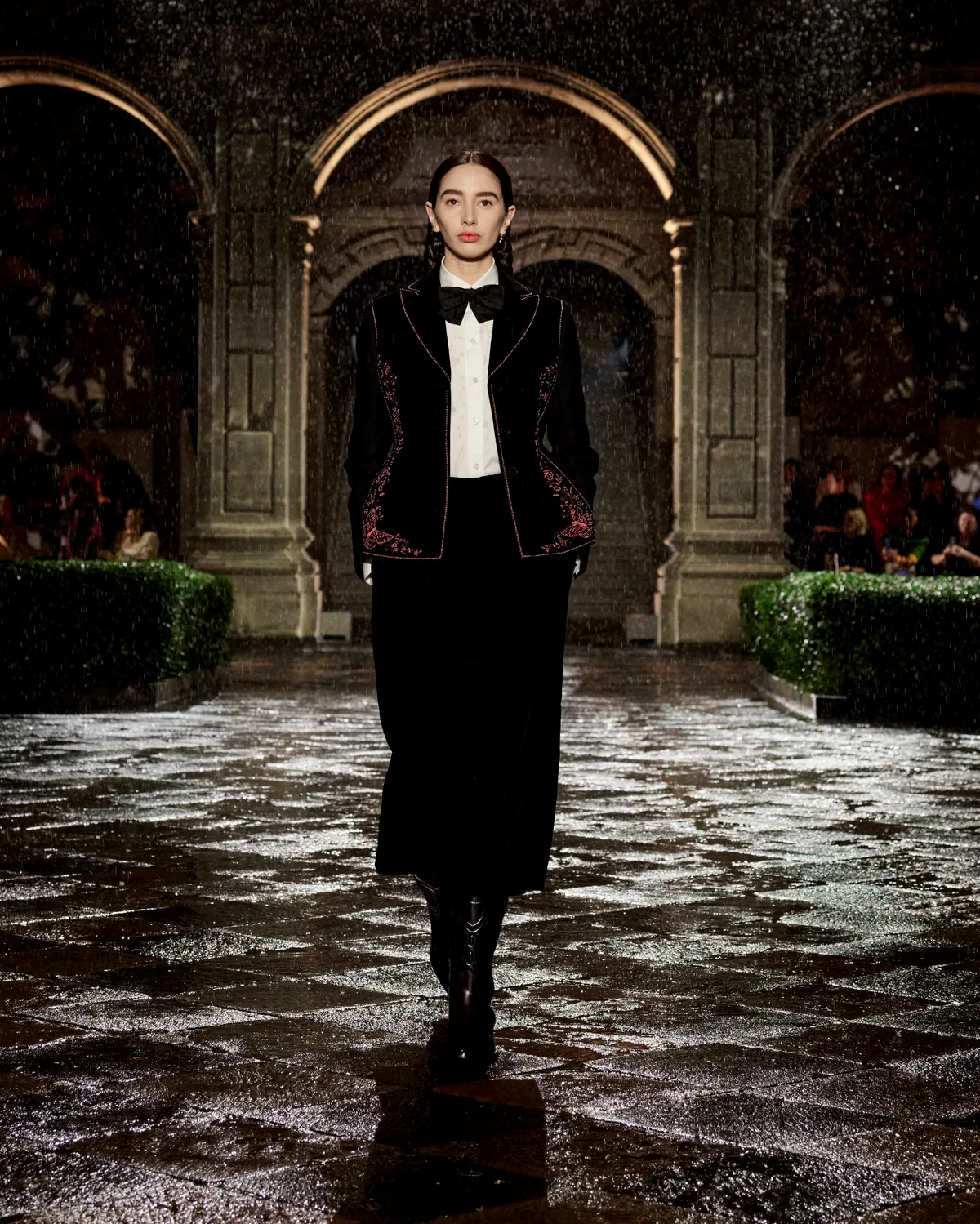 Aquí te dejamos una galería con los looks de la colección de Dior Crucero 2024 en CDMX.