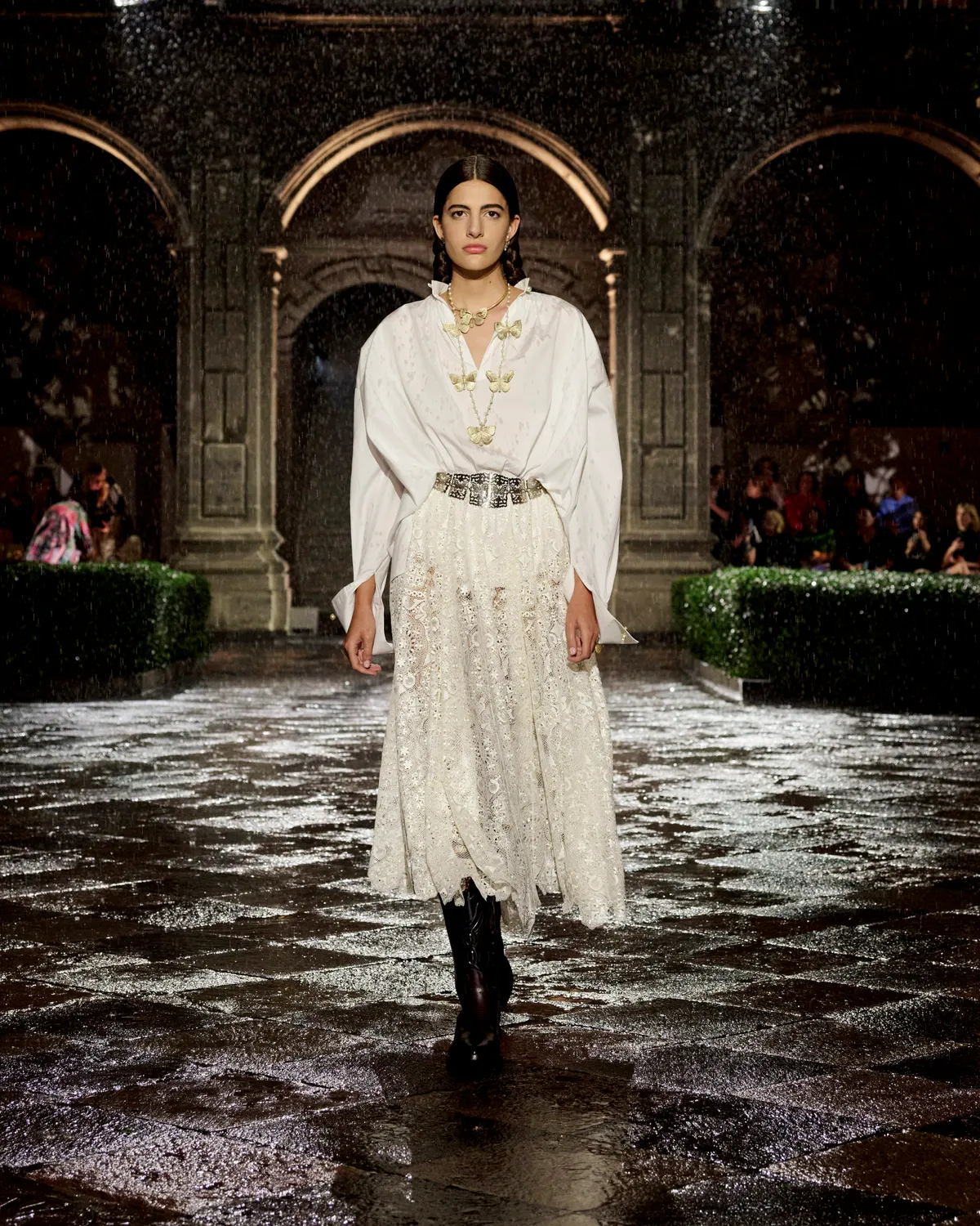 El beauty look de las modelos estaba inspirado en Frida y adornado con un broche de mariposa.