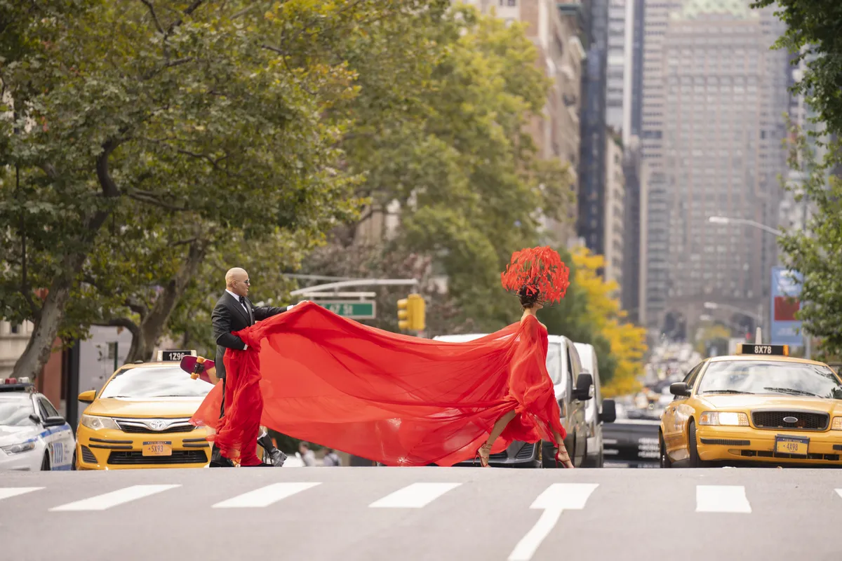 Lisa usó un vestido rojo para ir a la Met Gala en el primer capítulo de la segunda temporada de And Just Like That.
