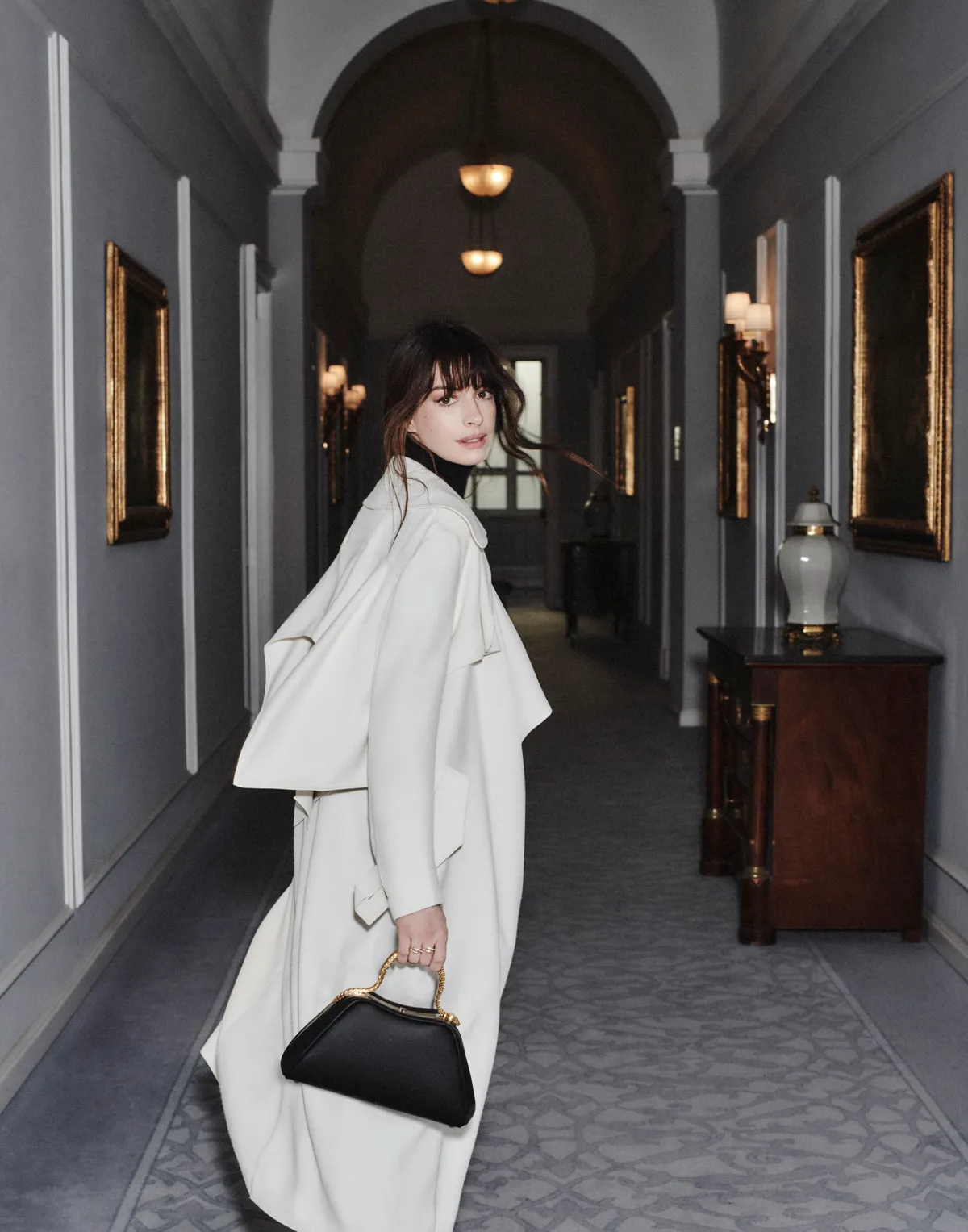 Anne Hathaway protagoniza la colección de accesorios Otoño-Invierno 2023 de Bulgari