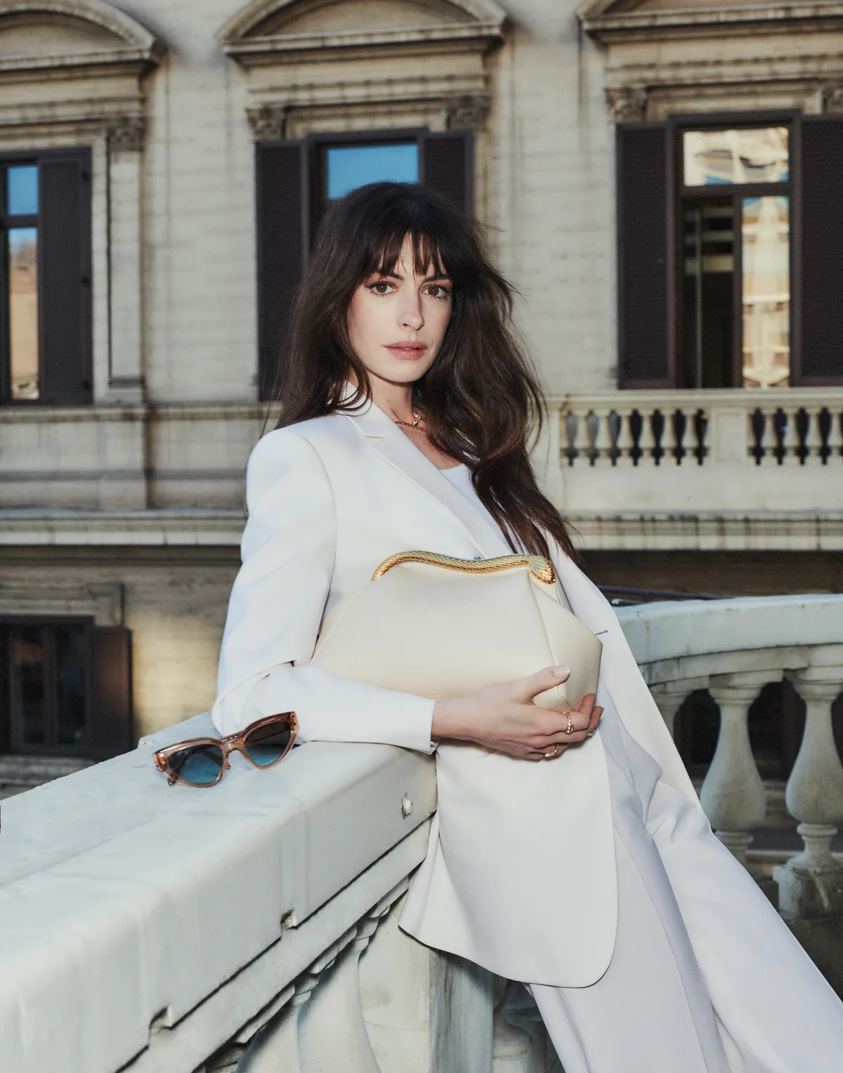 Anne Hathaway protagoniza la colección de accesorios Otoño-Invierno 2023 de Bulgari