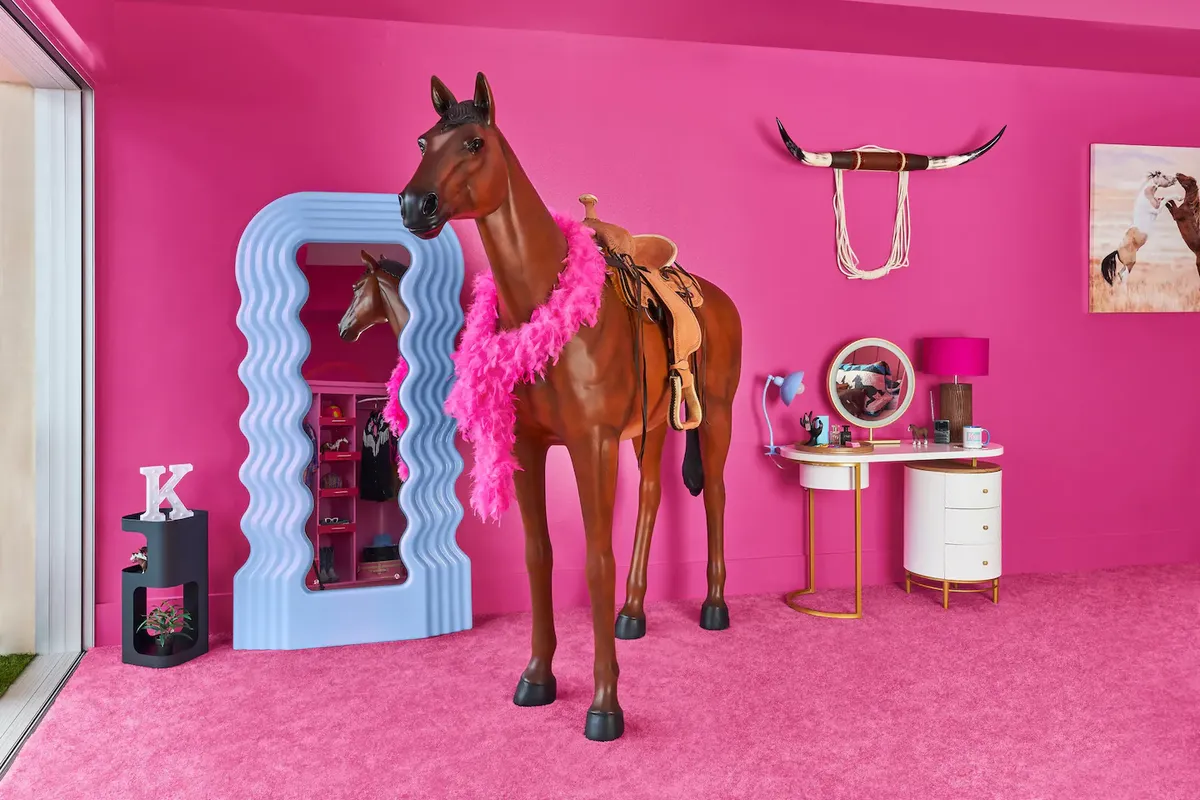 La casa de Airbnb presenta a Ken como el protagonista.