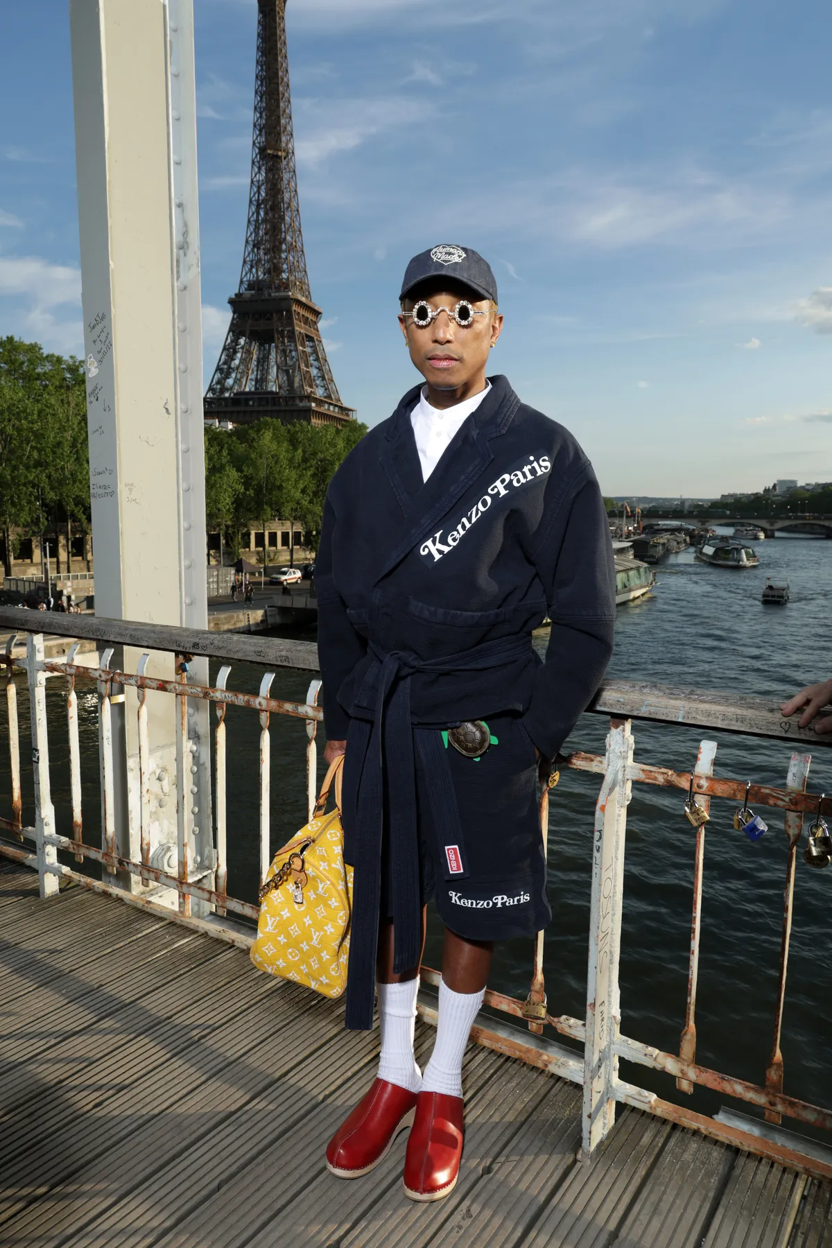 Pharrell Williams en el desfile de Kenzo con la bolsa "Millonaire" de Louis Vuitton.
