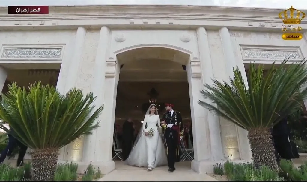 Los recién casados saliendo de la ceremonia.
