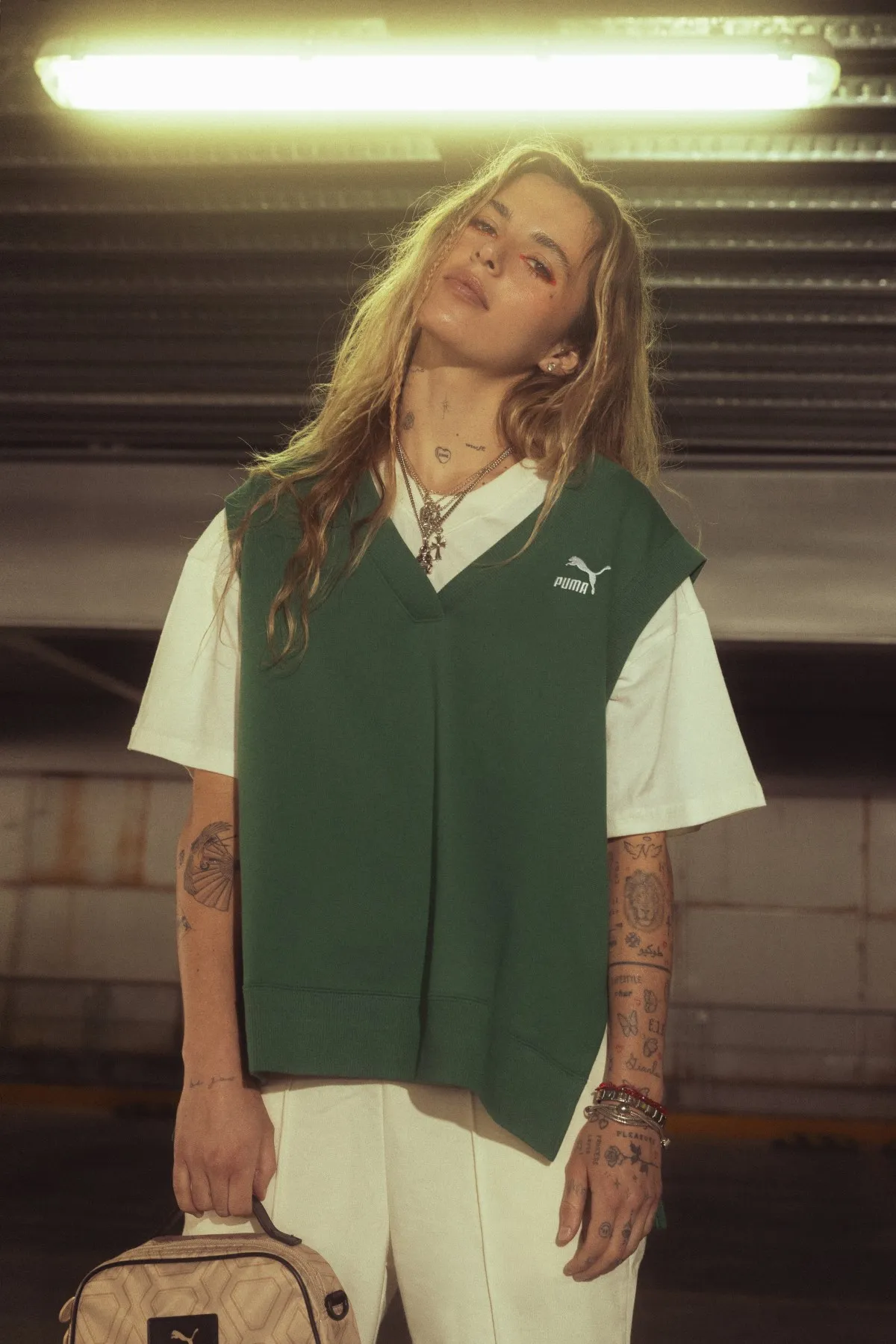 Una cómoda combinación de chaleco, pants, bolsa y sneakers de SLIPSTREAM de PUMA