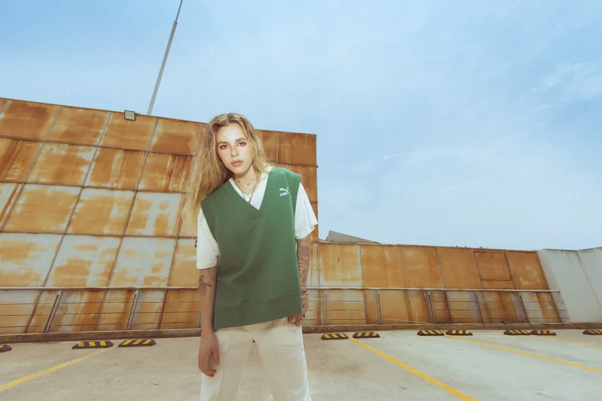 Outfit estilo retro, mujer con chaleco verde y pants