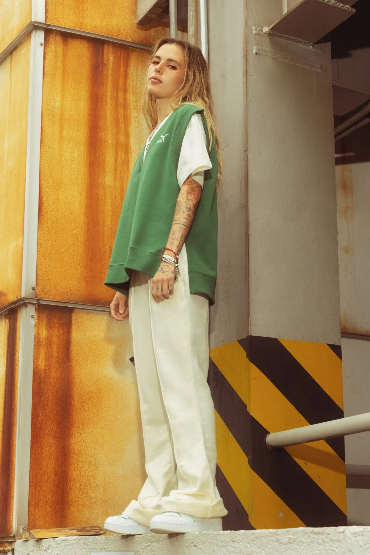 Mujer de cuerpo completo con outfit comodo y sneakers. Los nuevos SLIPSTREAM combinan con lo que sea.