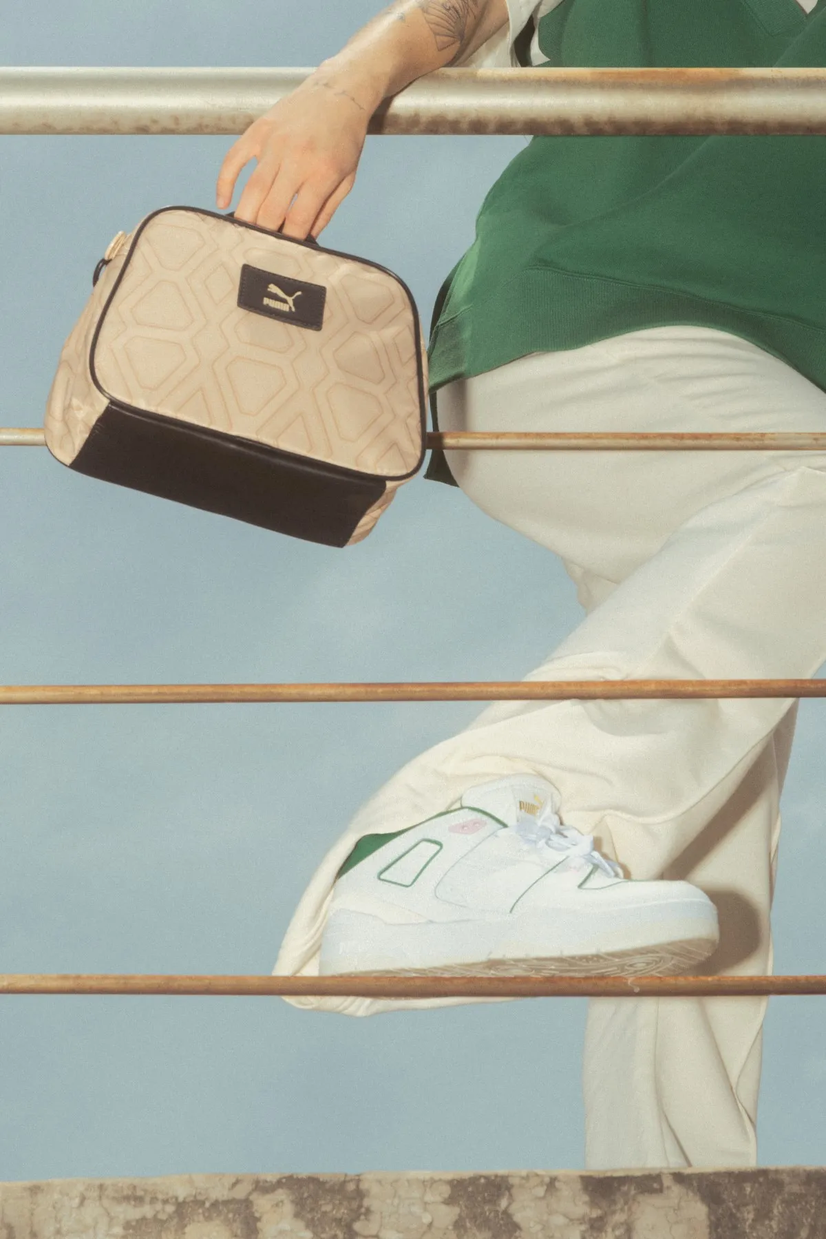 Bolsa y sneakers de PUMA de la línea SLIPSTREAM