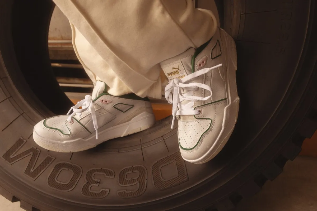 Silueta de mujer, close up a los sneakers SLIPSTREAM de PUMA