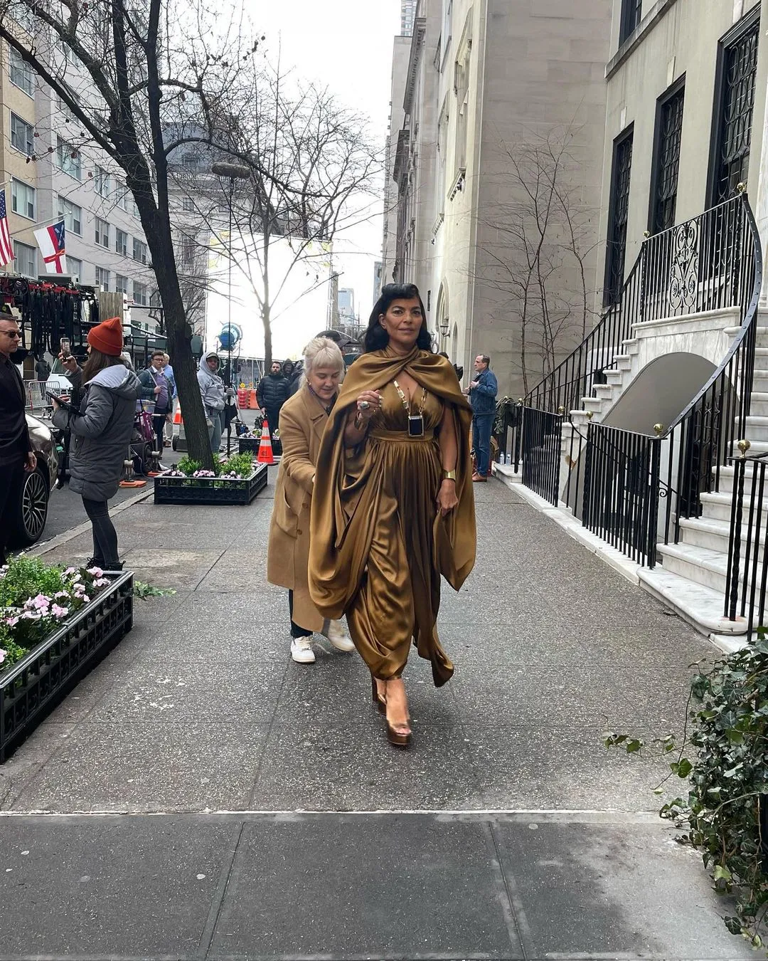 Seema usa un diseño Balmain para ir a la Met Gala en And Just Like That.
