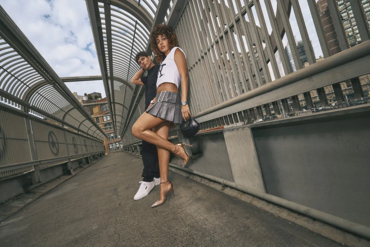 Pareja sobre un puente con vestimenta casual y zapatos Steve Madden