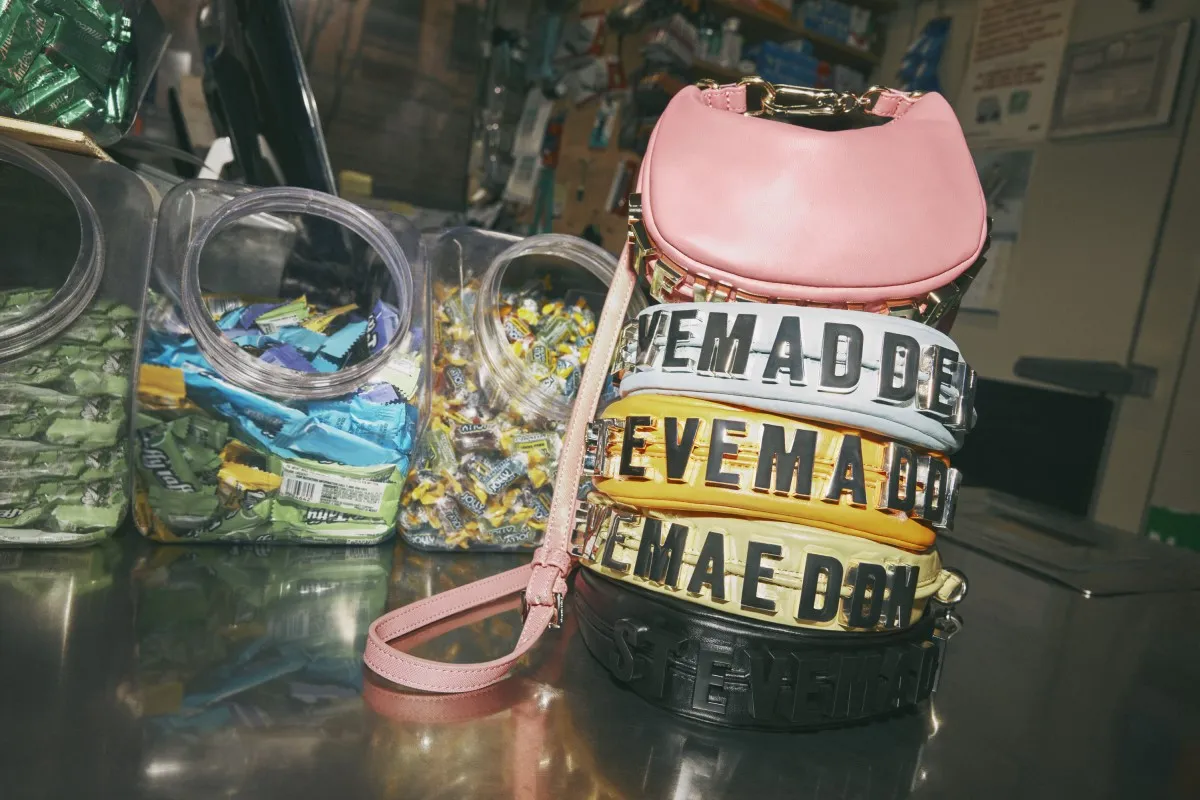 Bolsas Steve Madden apiladas, en diferentes colores.