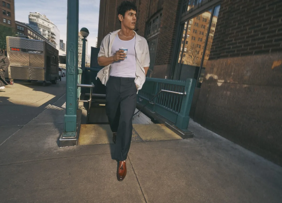 Hobre en la ciudad con outfit casual y zapatos Steve Madden