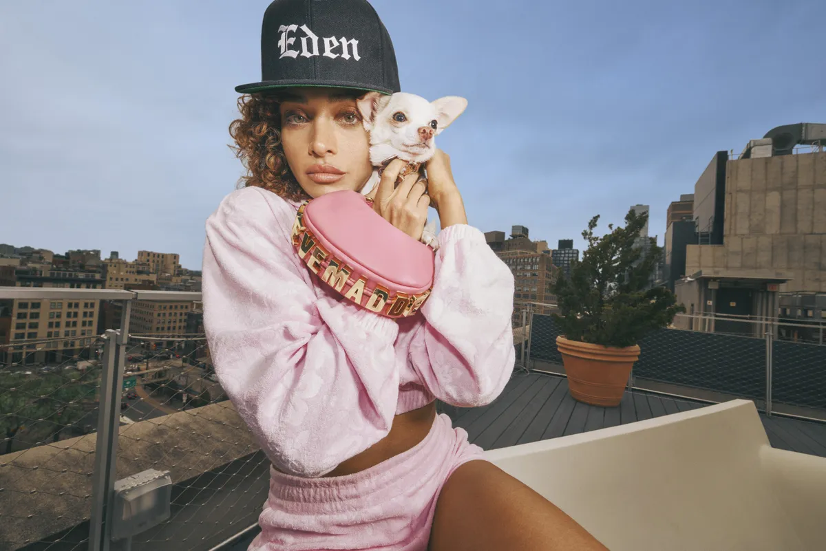 Mujer con un perrito y outfit en color rosa de la mano de Steve Madden