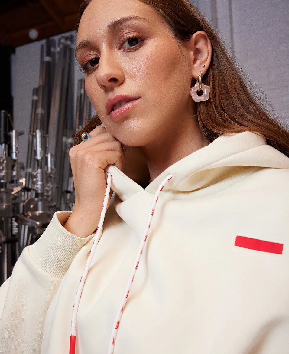 Mujer viste con la colección Reebok Milk.