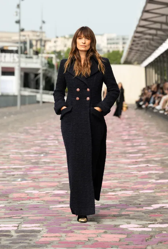 Caroline de Maigret abre el desfile de Chanel.