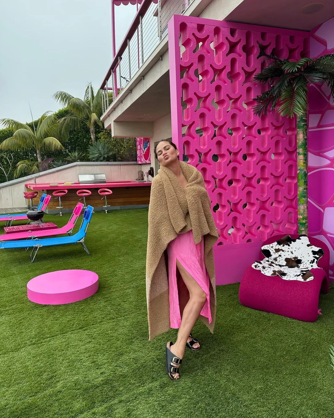 Chrissy Teigen documentó su visita a la casa de Ken en Instagram.