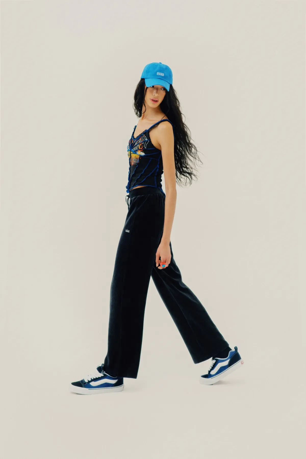 Mujer, modelo caminando con los Knu Skool de Vans.