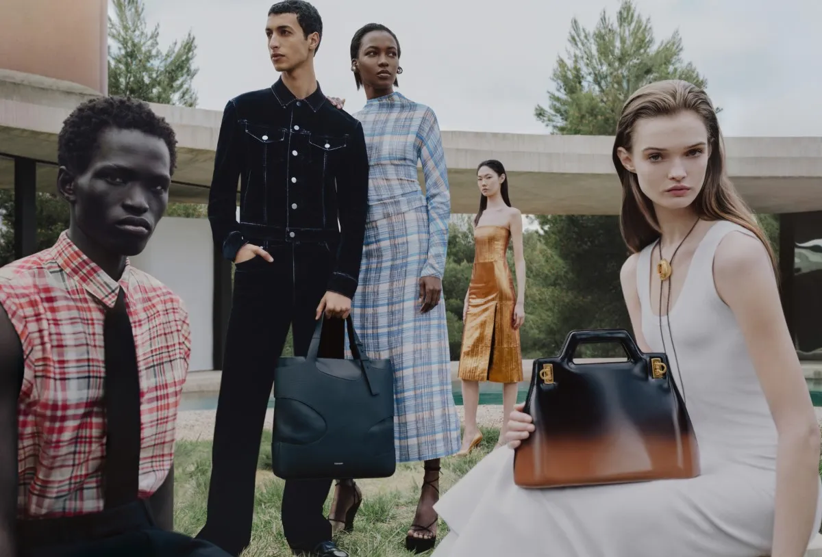 Ferragamo, cinco modelos posan luciendo prendas de la colección Pre-Fall 2023