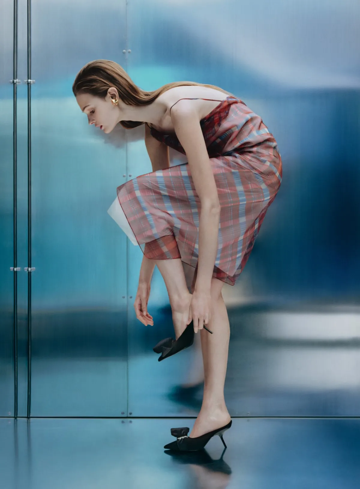 Modelo luciendo un vestido y zapatos de la colección Ferragamo Pre-Fall 2023
