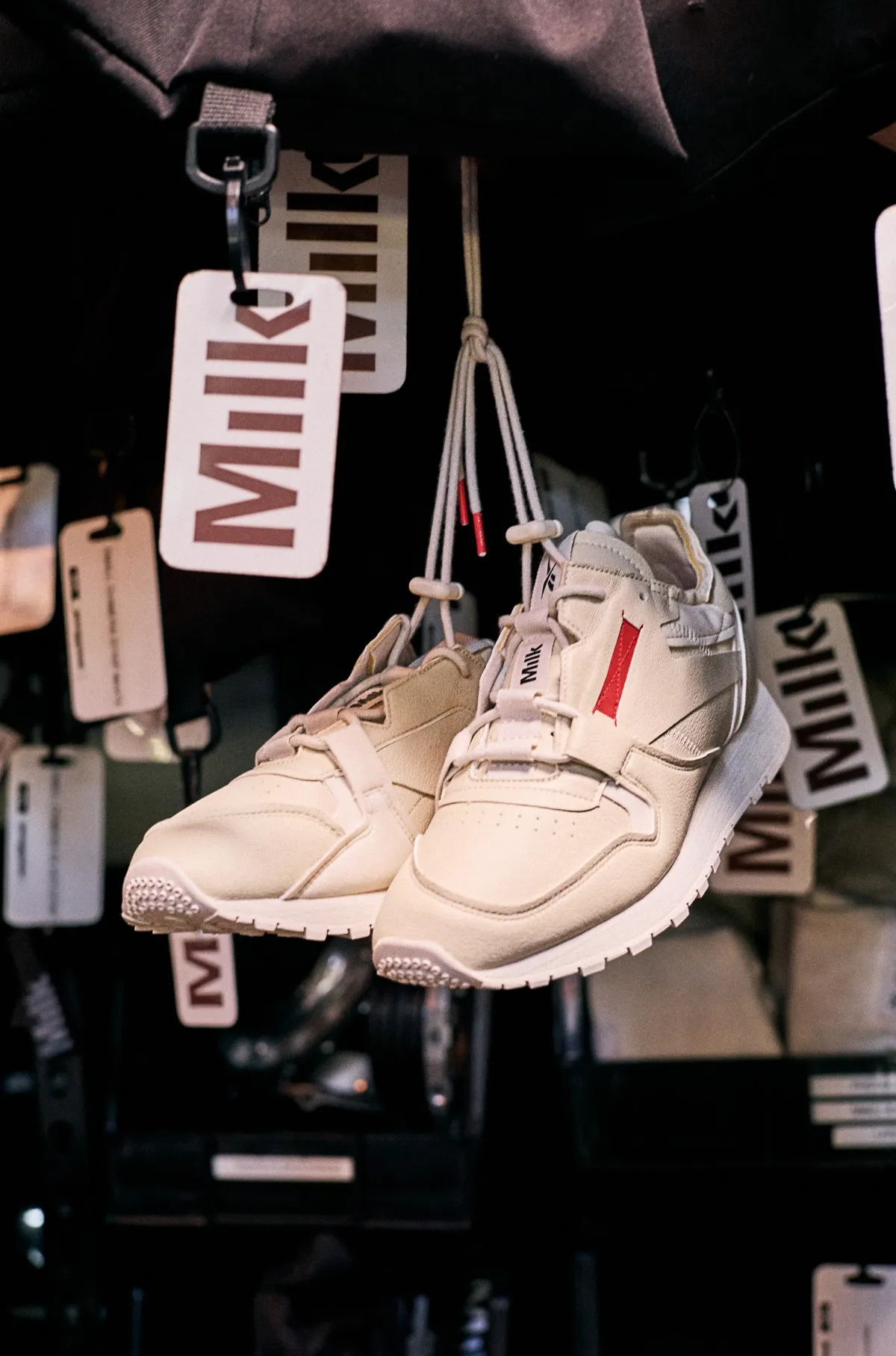 Los nuevos Reebok Milk colgados, tenis veganos.