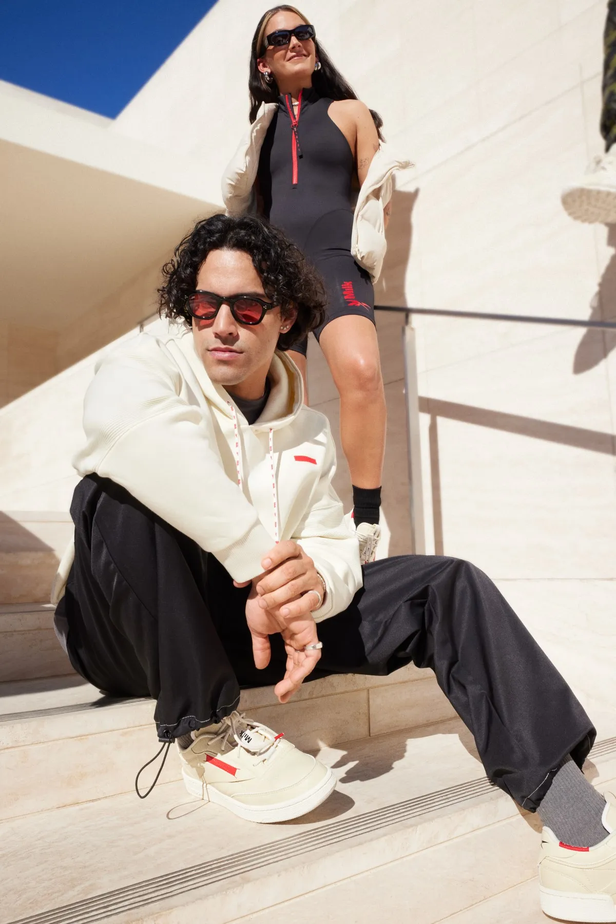 Dos personas usando los Reebok Milk para hombre y mujer.