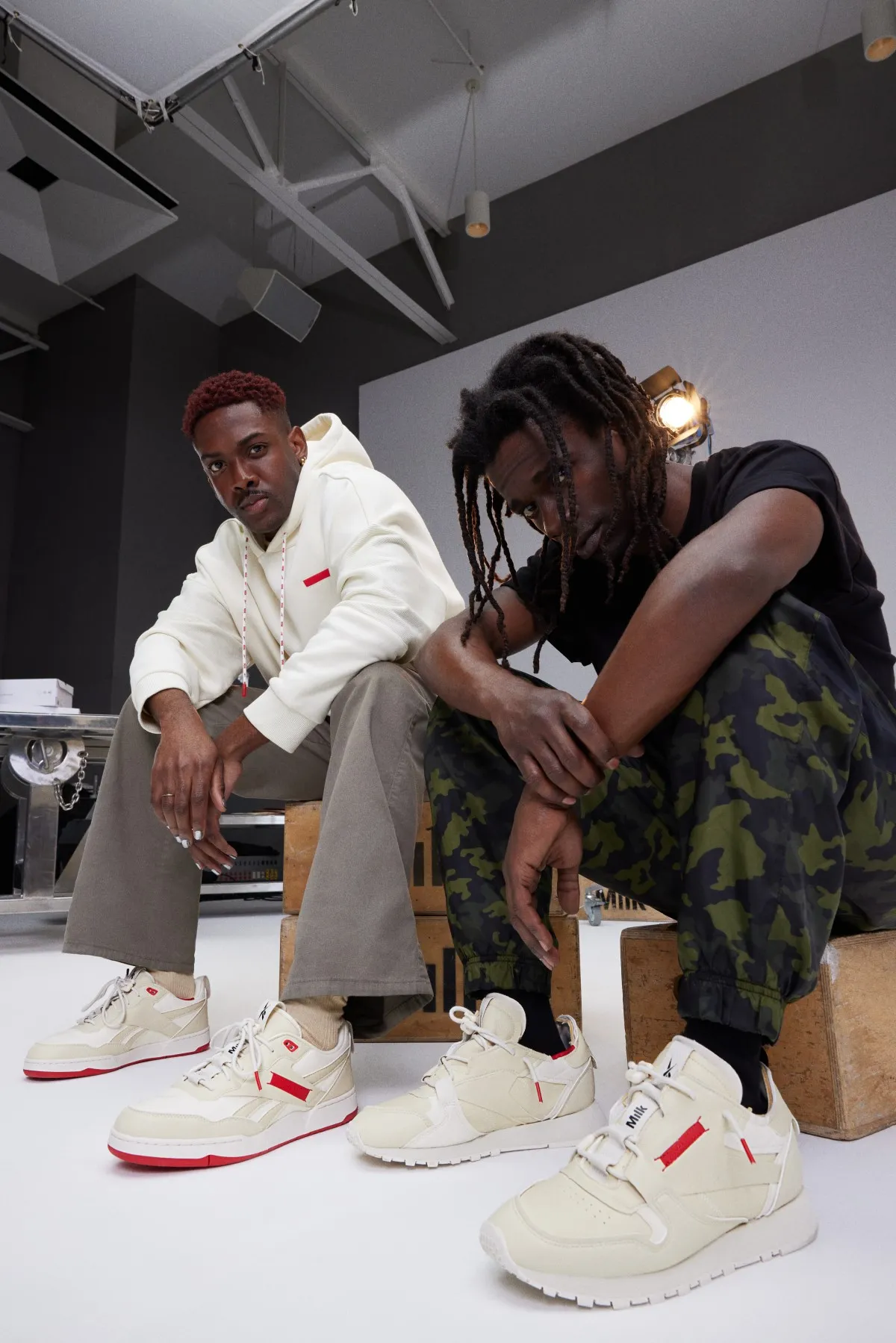 Dos modelos hombres portan los sneakers Reebok Milk.