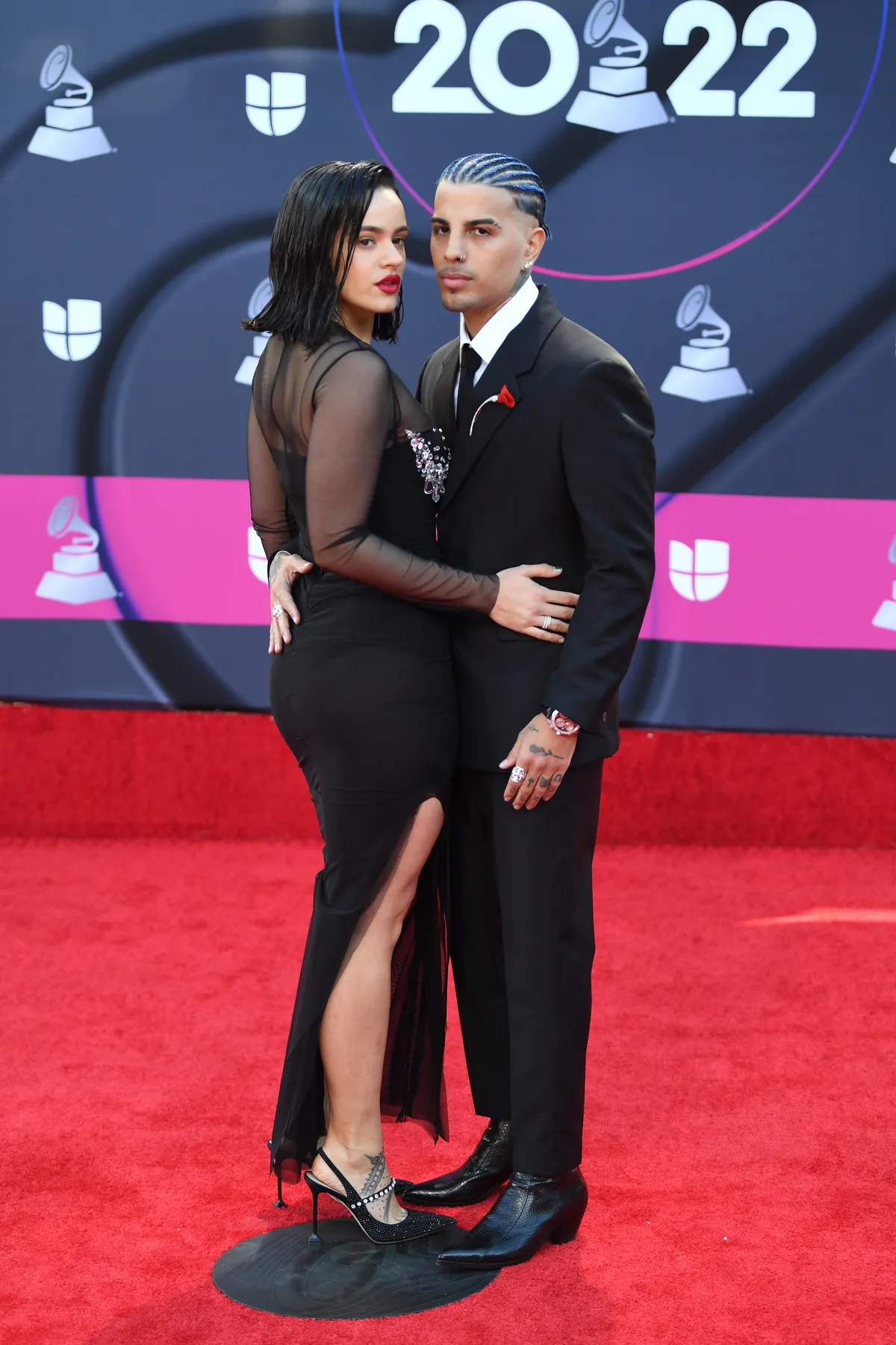 Rosalía y su novio, Rauw Alejandro en la red carpet de los Latin Grammy. 