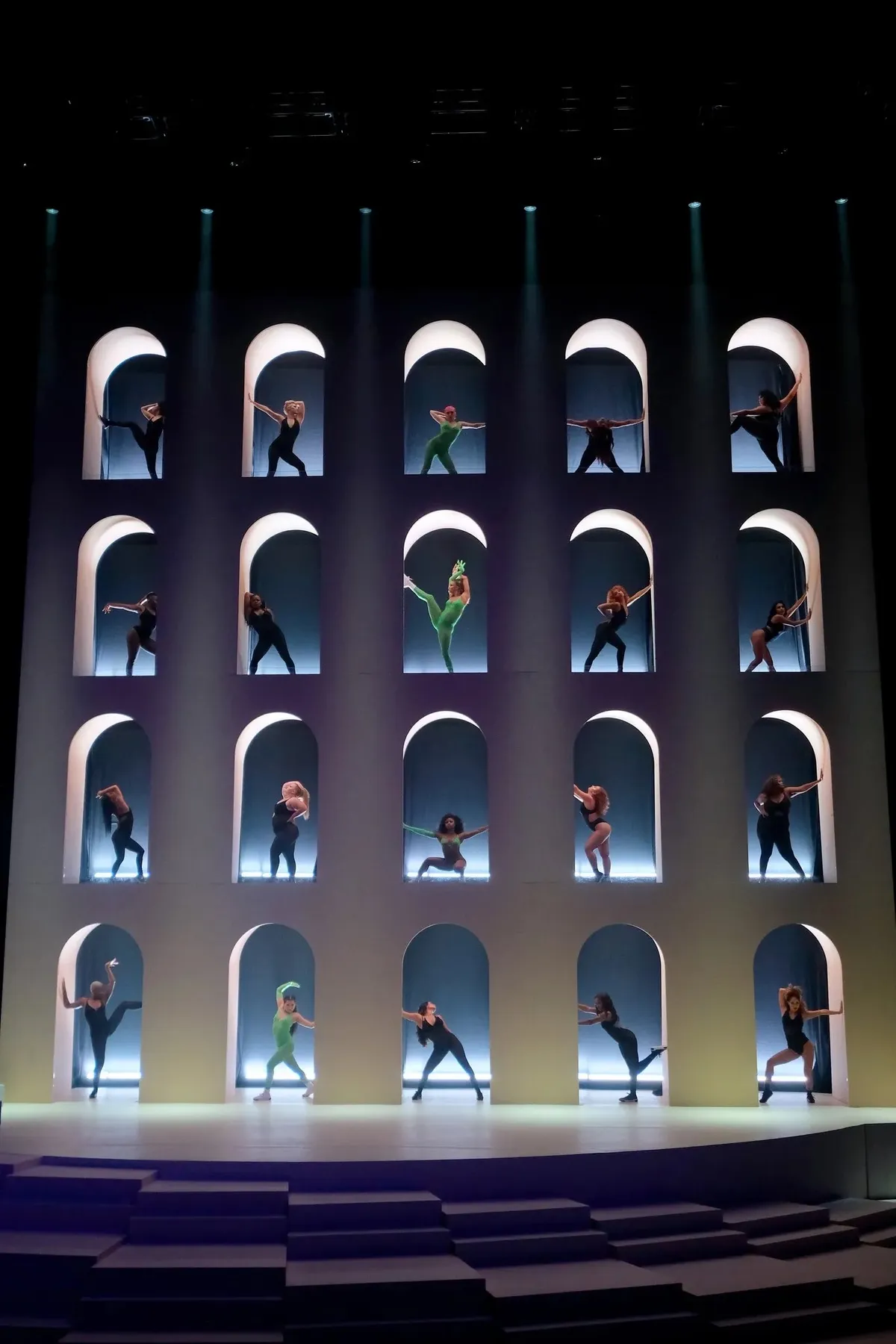La pared de arcos en el desfile de 2019 de Savage x Fenty.