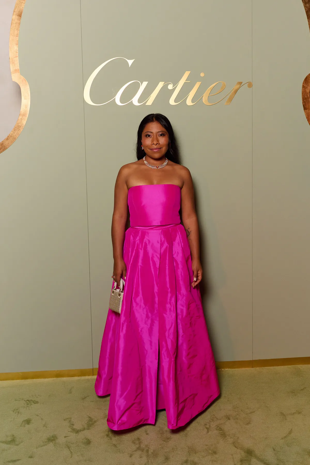 Yalitza Aparicio usando vestido Dior y joyas Cartier