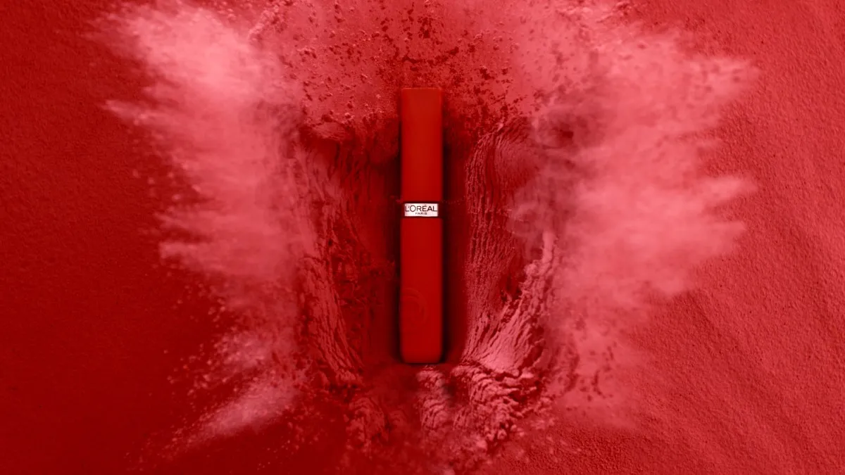 Fotografía, con fondo rojo del labial L’Oréal Matte Resistance rojo que uso Kendall Jenner.