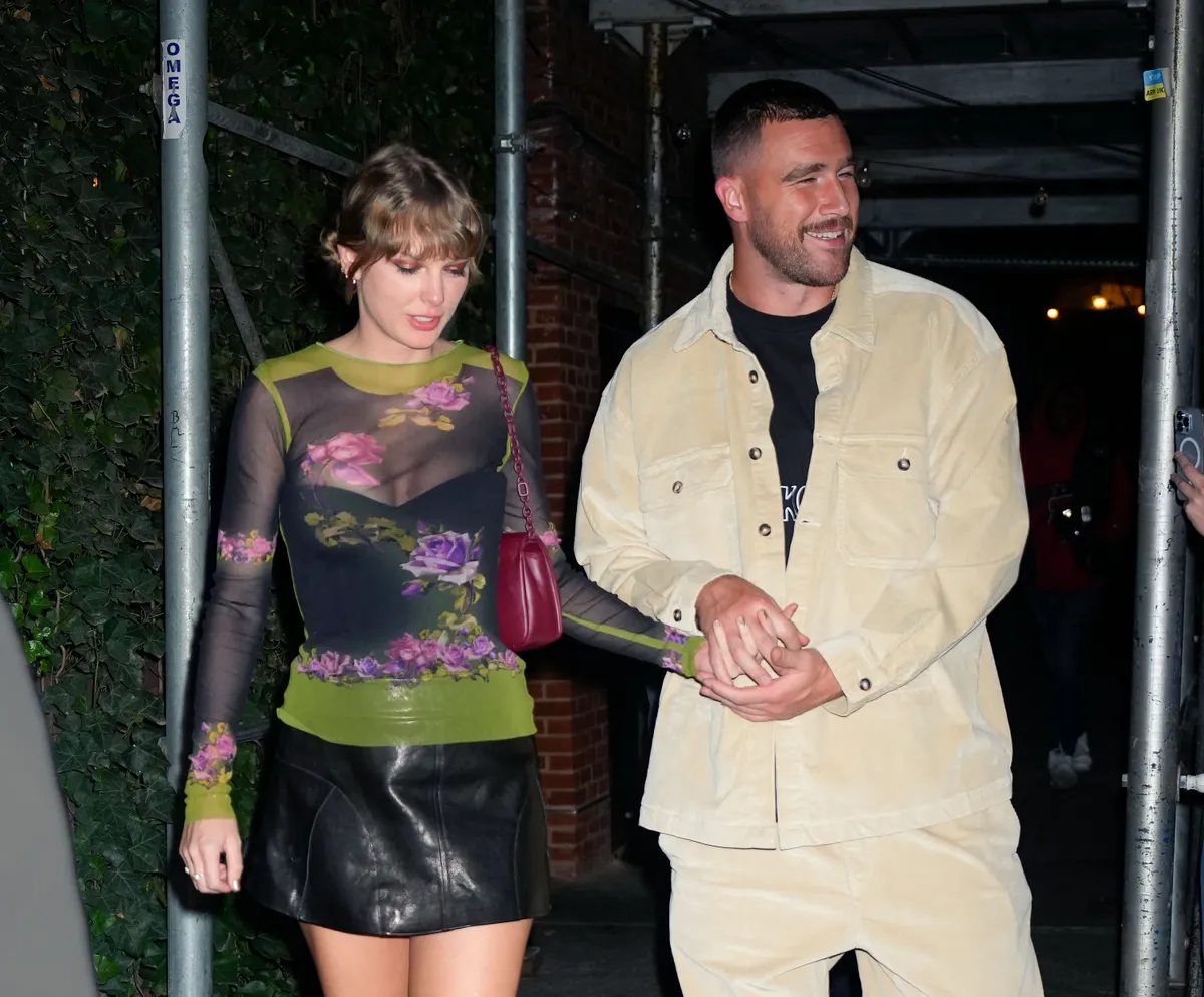 Travis Kelce admite que toma la mano de Taylor Swift de una forma muy extraña.