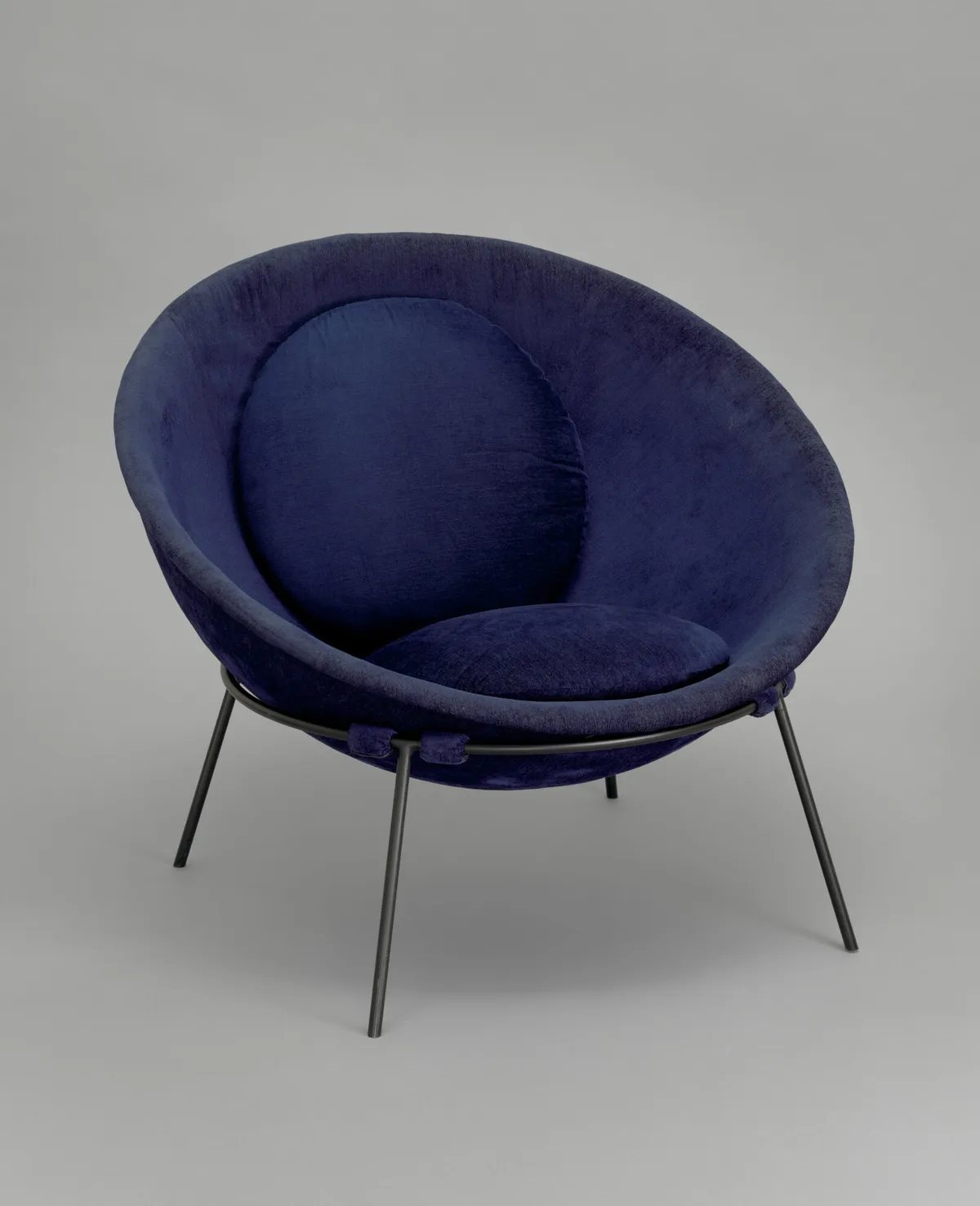 Lina Bo Bardi (brasileña, nacida en Italia. 1914-1992). Sillón Bowl. 1951. Acero y tela, 55 x 84 x 84 cm. Museo de Arte Moderno, Nueva York. Fondos del Comité de Arquitectura y Diseño.