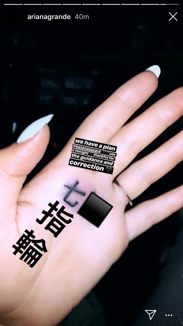 Ariana Grande se corrije el tatuaje inspirado en "7 rings".
