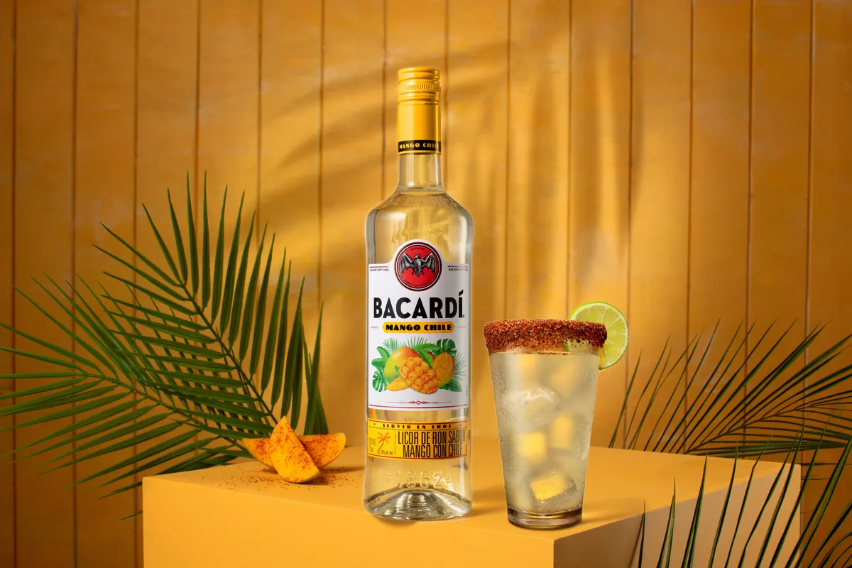 Foto de un coctel Bacardí Mango Fuego, preparado con Bacardí Mango Chile