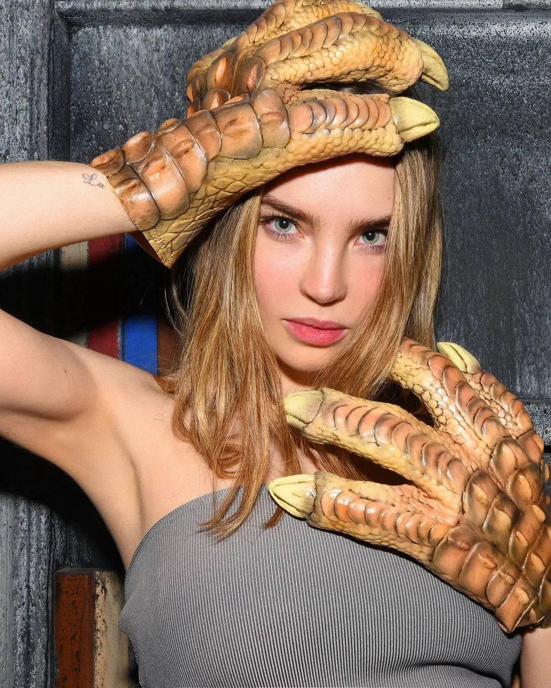 Belinda usa accesorios de latex este Halloween. 