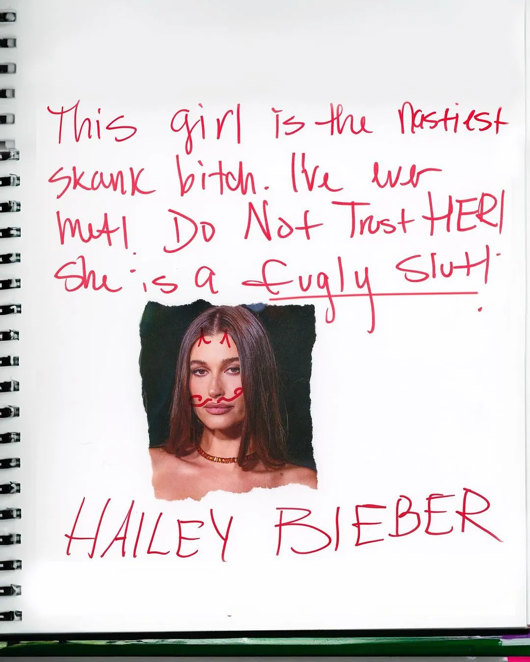 Hailey Bieber se transforma en Mean Girls este Halloween.
