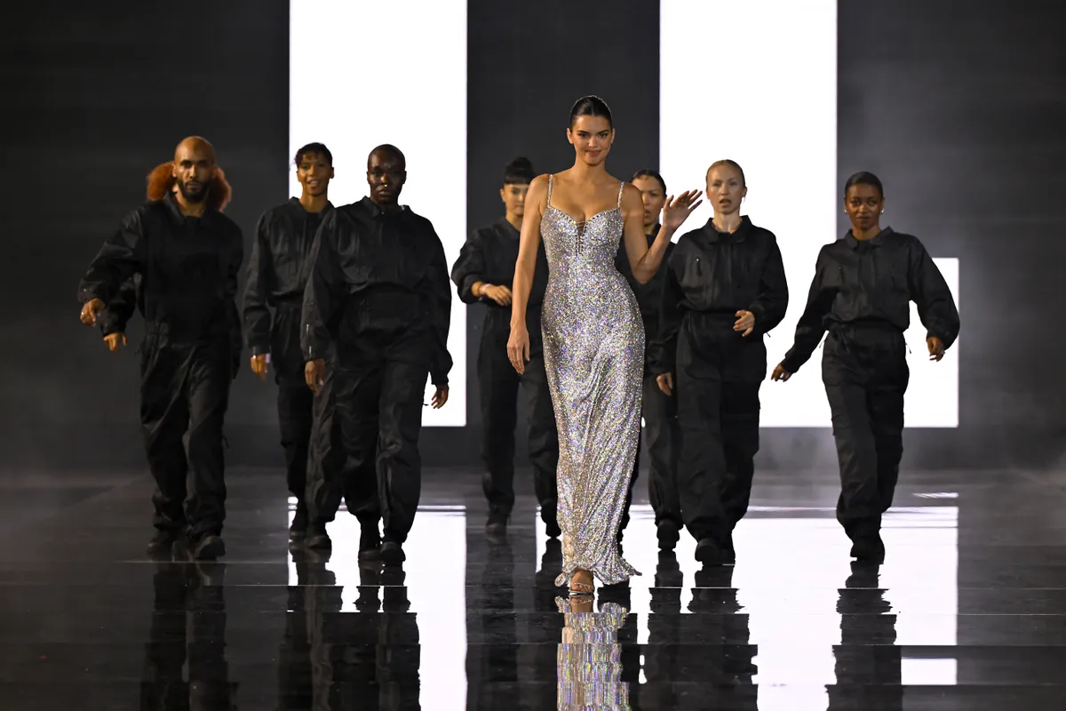 Kendall Jenner modela para L'Oreal en Paris Fashion Week.