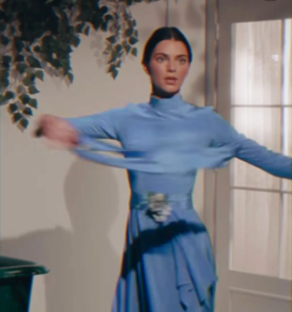 Kendall Jenner recrea una de las escenas más icónicas de la Mujer Maravilla.