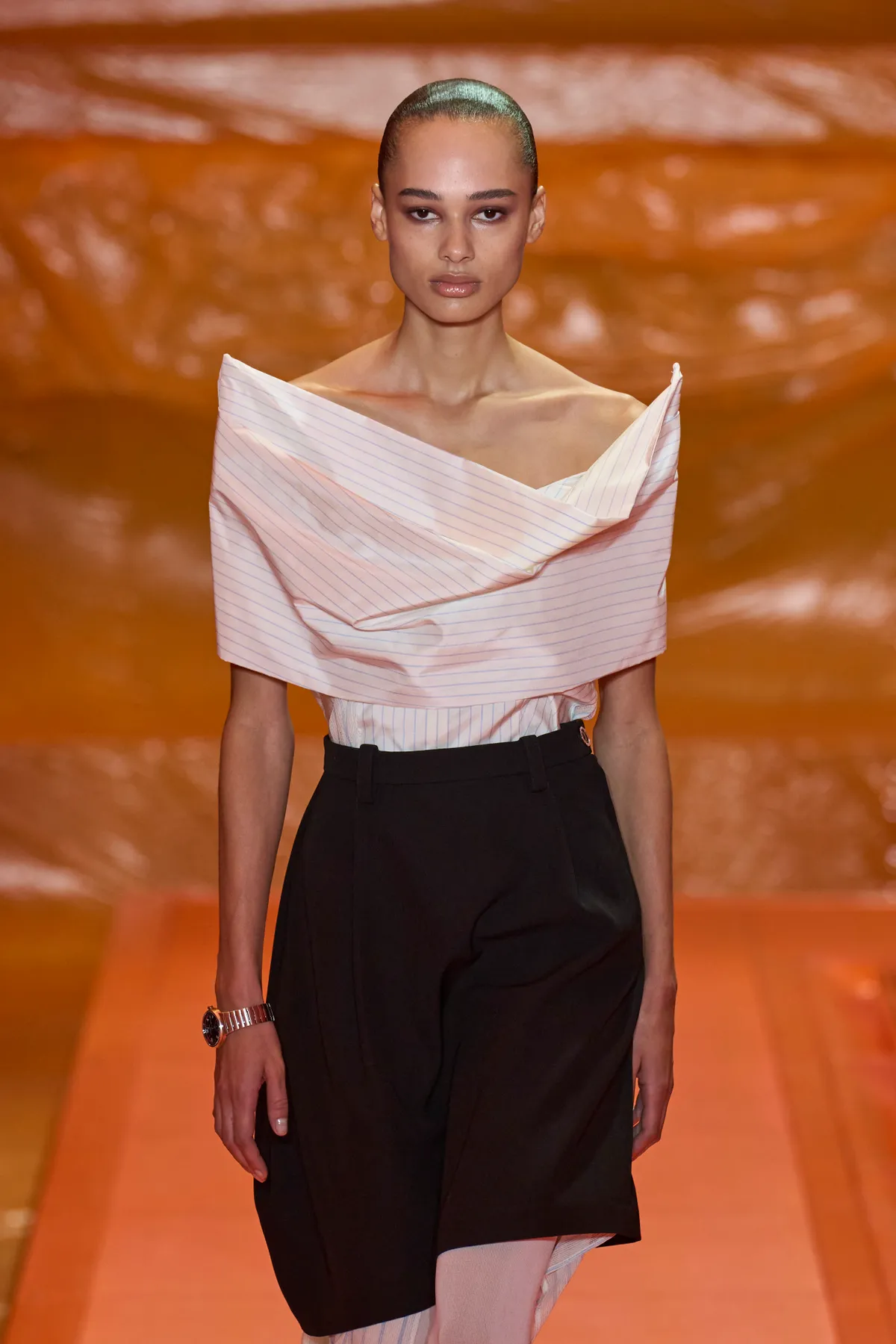 El look 27 de Louis Vuitton PV24.
