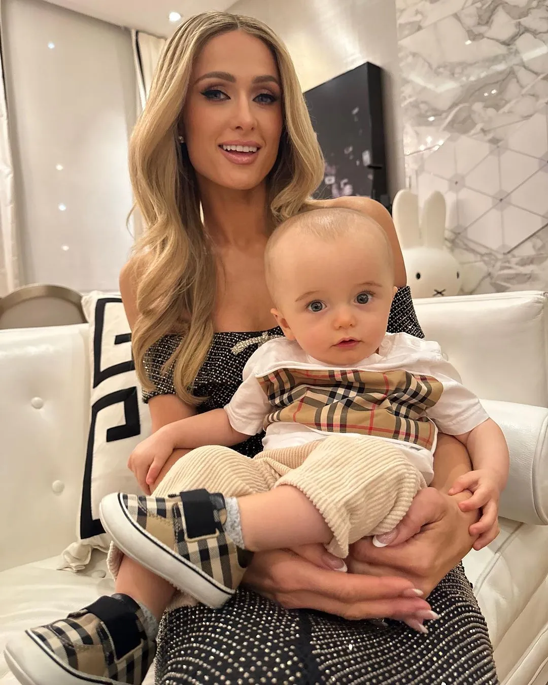 Paris Hilton posa junto a su hijo.