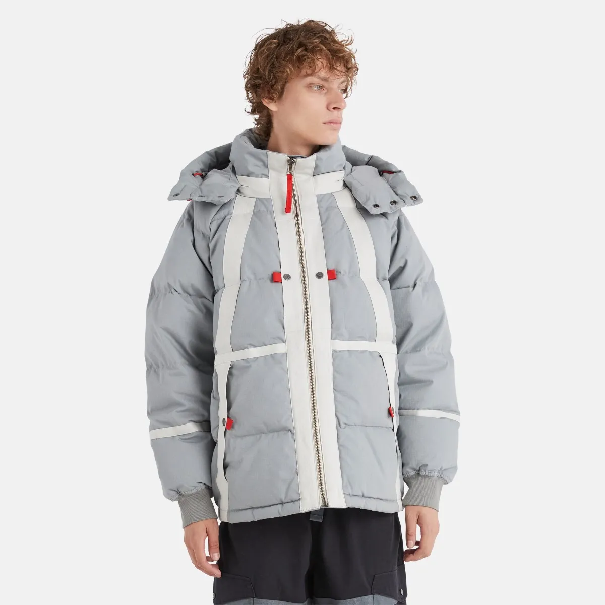 Un hombre viste con la chamarra futurista de la colección de Timberland Future73