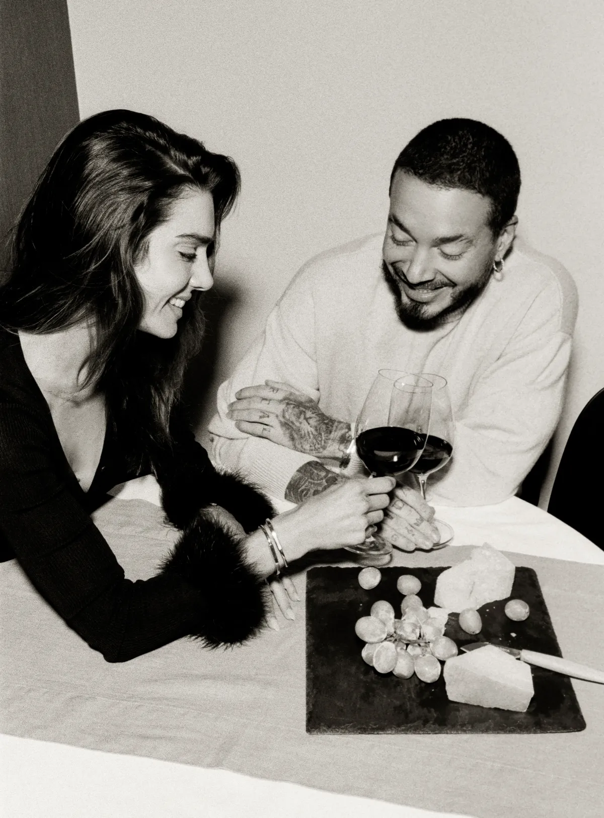 J. Balvin y Valentina Ferrer posan para "Lock With Love".