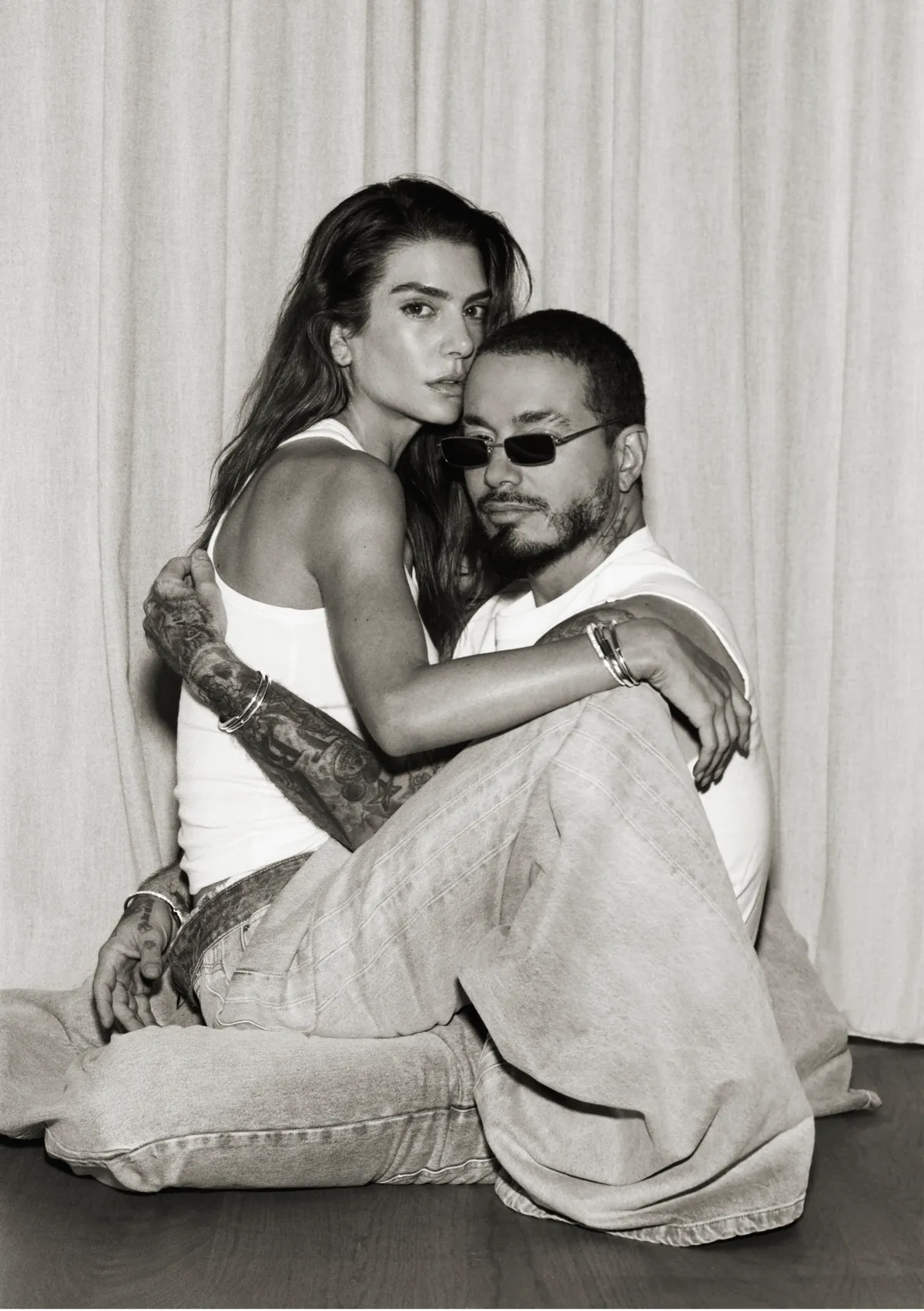 J. Balvin y Valentina Ferrer posan para "Lock With Love".