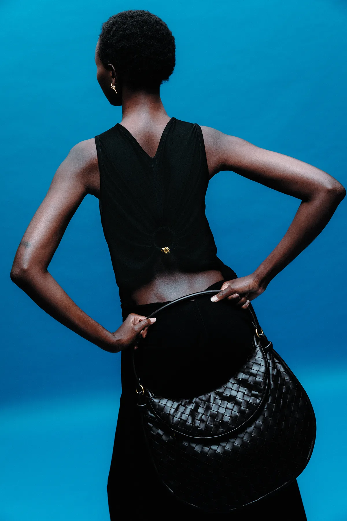 Cuando hablamos de verdadero lujo, el secreto detrás de lo que hace a una pieza valiosa es la artesanía detrás de su manufactura. / Total look, BOTTEGA VENETA